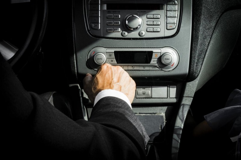 Pozitivni i negativni uticaji slušanja muzike dok vozimo automobil