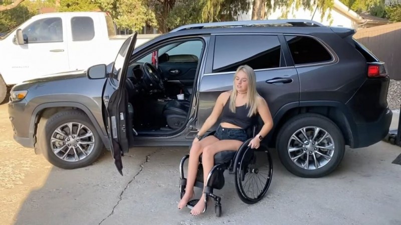12 automobila za osobe sa invaliditetom, u koje se lako ulazi, i iz kojih se lako izlazi